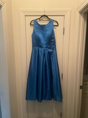 Elegant Blue Sleeveless A-Line Dress with Floral Waist Detail